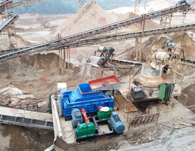 河南對輥制砂機生產現(xiàn)場